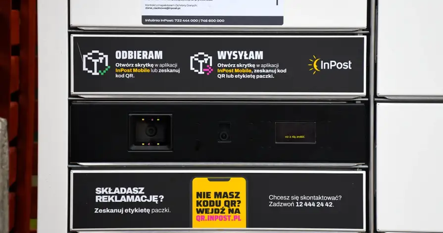 Paczkomat InPost nocą, odbiór paczki w piżamie, niezależność odbioru InPost, automat paczkowy - Nowe paczkomaty InPost, a wykluczenie osób starszych - Pepper.pl