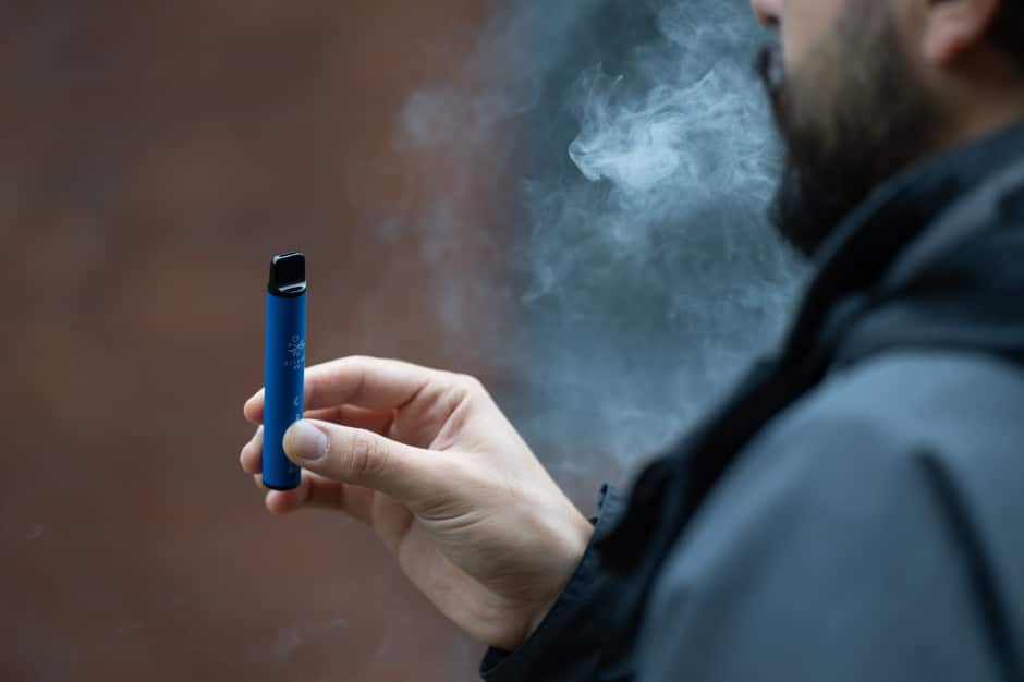 mandat e-papieros kara, wysokie grzywny vaping, konsekwencje finansowe palenia w pociągu - Nawet 2 tys. dolarów kary za e-papierosa, także dla turystów. Ten ...