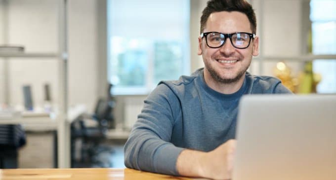 biuro testujące e-papierosy, zadymione biuro, laboratorium testów vape, osoba wapująca w biurze - E-papierosy i vaping w miejscu pracy - apartamenty-debowe.pl