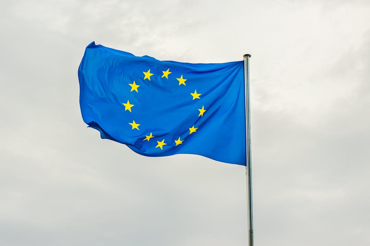 Unia Europejska regulacje, flaga UE bezpieczeństwo, TPD dyrektywa, zakaz diacetylu UE, e-papierosy przepisy - Dyrektywy Nowego Podejścia UE | Fullbax