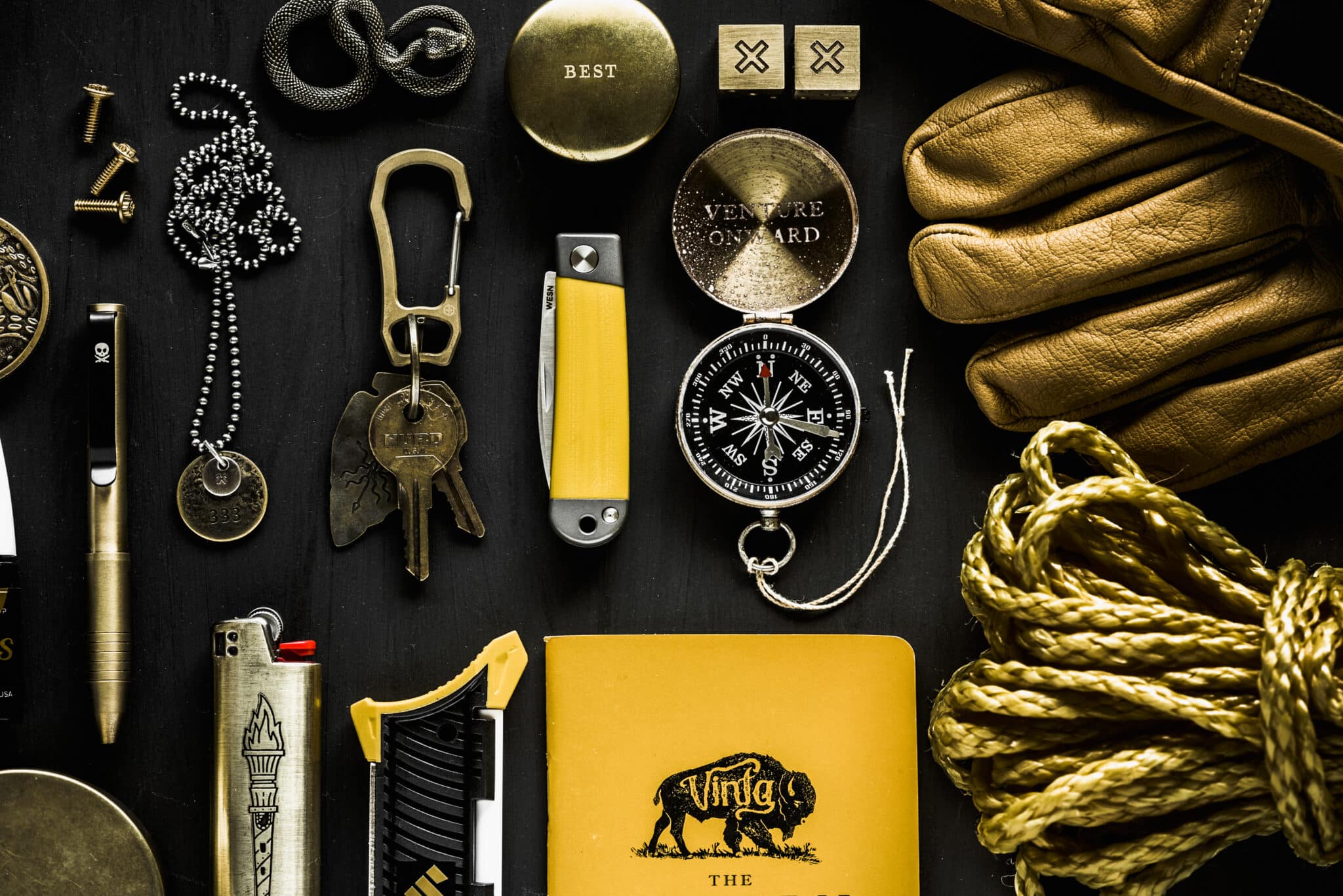 EDC everyday carry flat lay, stylowe akcesoria męskie, zestaw codzienny minimalistyczny, klucze portfel nóż zegarek vape - Dlaczego Everyday Carry jest przydatnym hobby | Knifestore