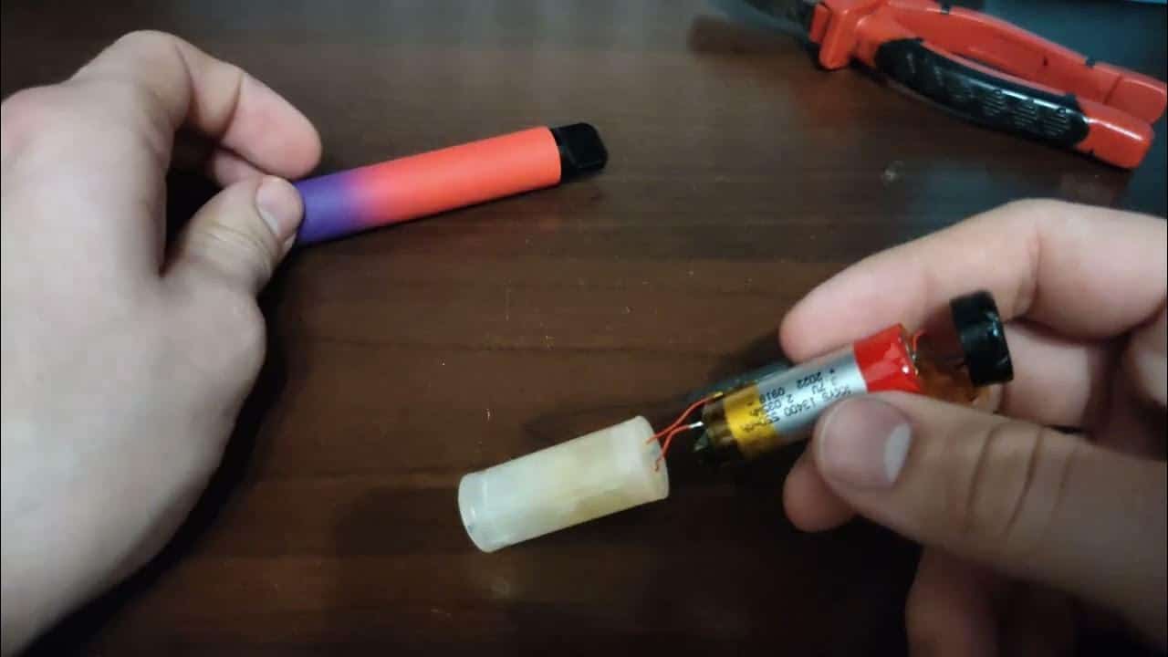 nocne ładowanie e-papierosa, e-papieros na szafce nocnej, bezpieczeństwo ładowania vape - BEZPIECZNE ŁADOWANIE JEDNORAZÓWKI. Regeneracja jednorazowego e-peta