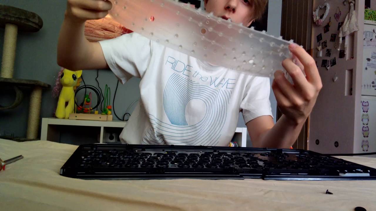 cieknący e-papieros zalana klawiatura mechaniczna liquid na biurku uszkodzony sprzęt gamingowy - Naprawiamy Zalaną Klawiaturę - Vlog