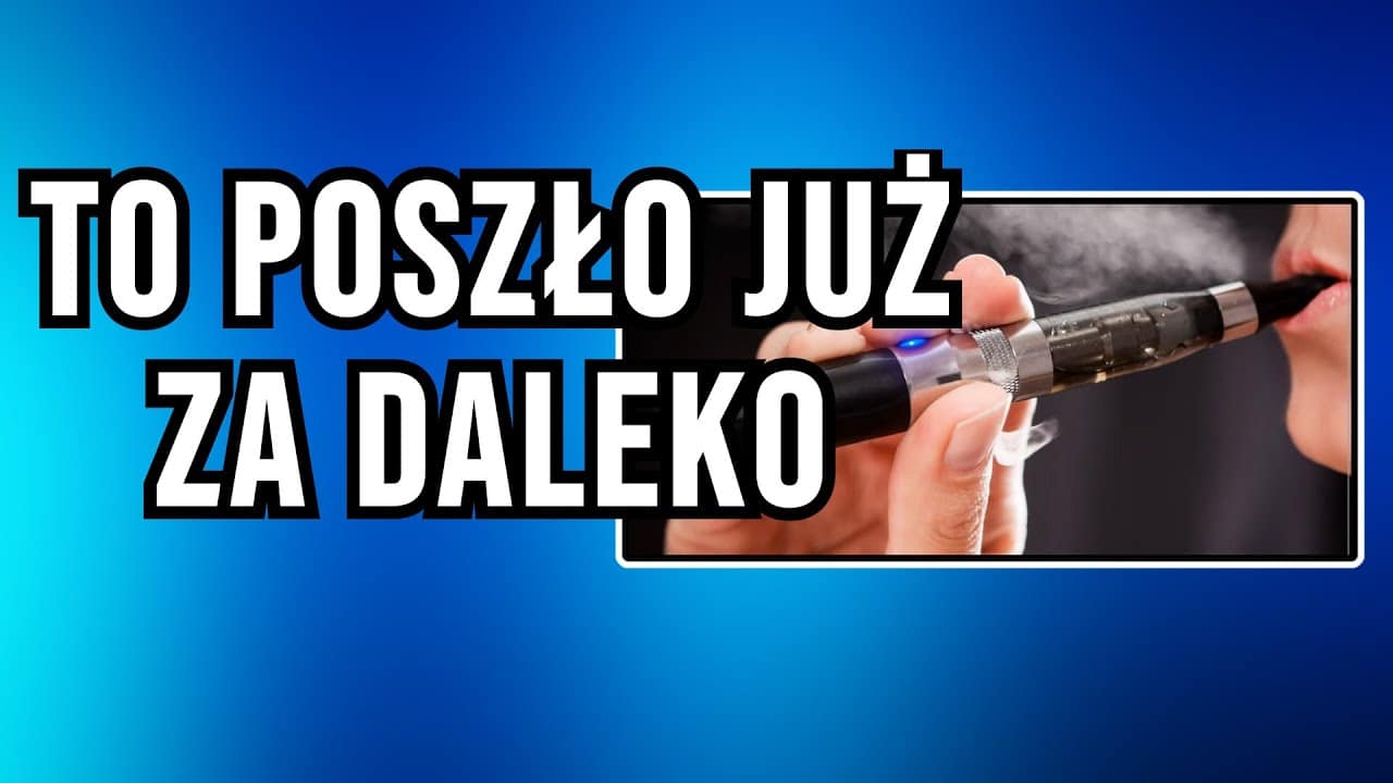 programista wapujący przy biurku, e-papieros w biurze home office, mikro przerwa z vape - Jednorazowy e-papieros zamieniony w serwer. Technologia poszła już za  daleko?