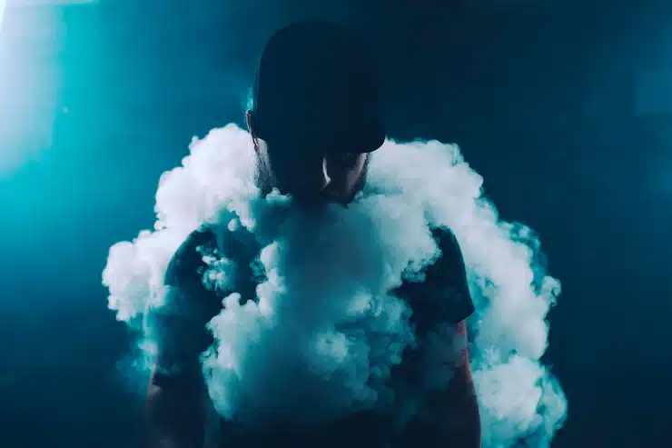 programista designer e-papieros biurko, kodowanie chmura vape, programista z elektronicznym papierosem, desktop IT vape - Chmura vape Zdjęcia - darmowe pobieranie na Freepik