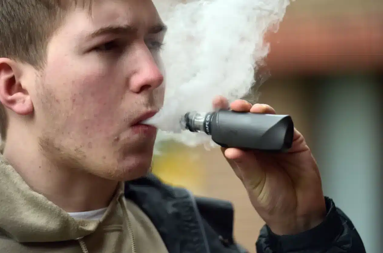 chain vaping, intensywne wapowanie, osoba ciągle używająca e-papierosa - Wapowanie może uszkadzać płuca. E-papierosy podnoszą poziom stresu ...