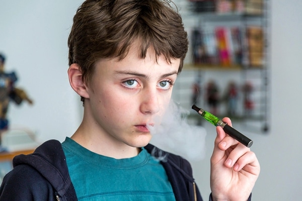 dziecko i e-papieros, zagrożenie dla dzieci vape, rodzice i wapowanie odpowiedzialne, ochrona dzieci przed dymem - Coraz więcej dzieci pali. Jakie konsekwencje za to poniosą? Moda ...