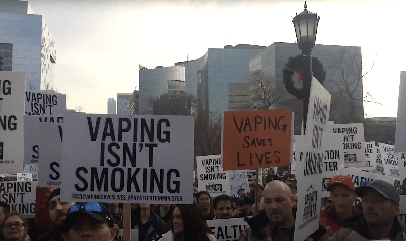 vaping community celebration, happy vapers together, dymki w kształcie serca, świętowanie 30 dni - Why We Need World Vape Day More Than Ever