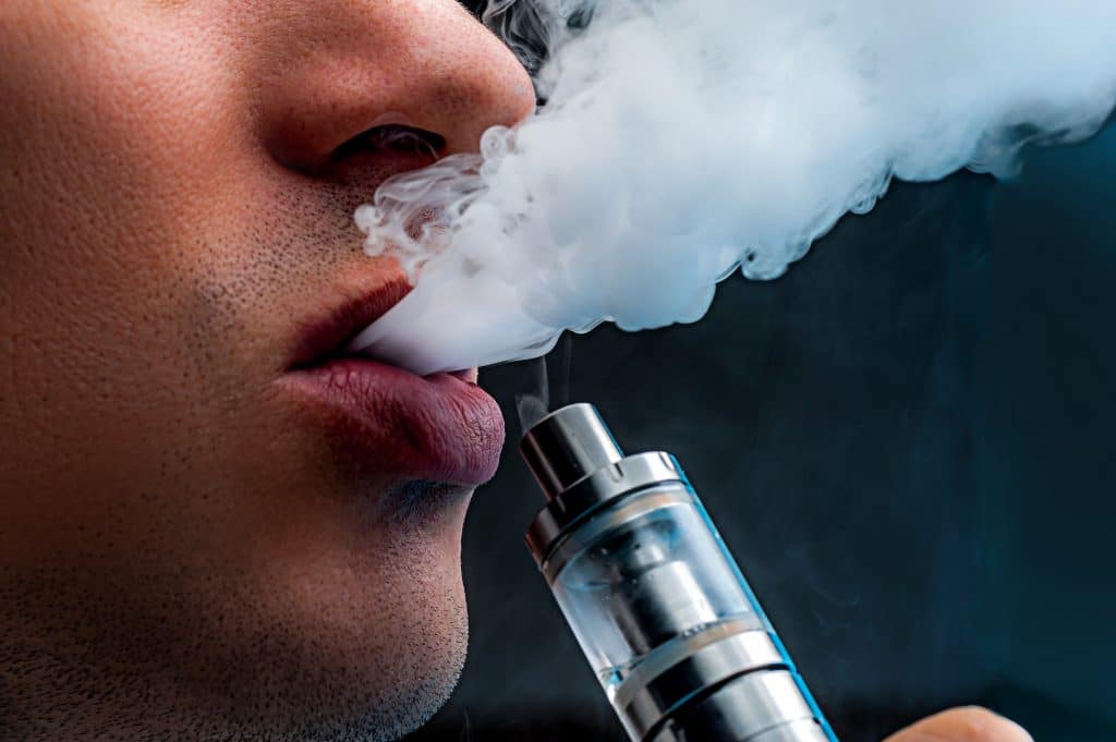 Przejście z palenia na vaping, e-papieros i papieros porównanie, różnorodne smaki e-liquidów, silny throat hit - Throat hit, czyli skąd się bierze drapanie w gardle? - VapePoland.pl