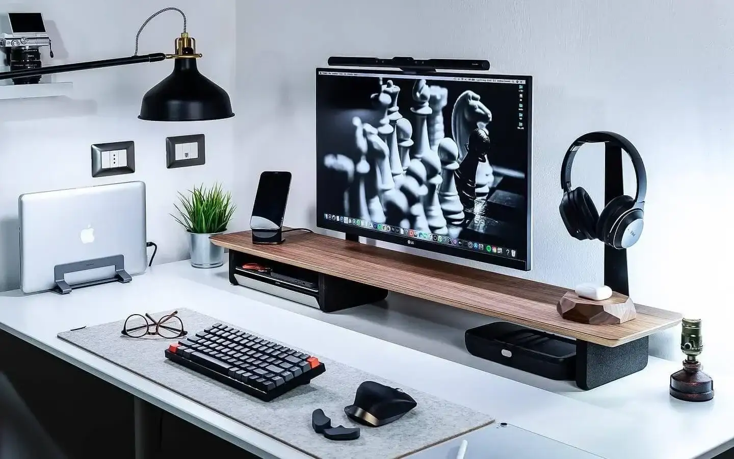 etykieta vapera biurko, nie dmuchać w monitor, vape przy komputerze porady, higiena vapingu desk setup - Ultimate Desk Setup - jak zrobić to dobrze