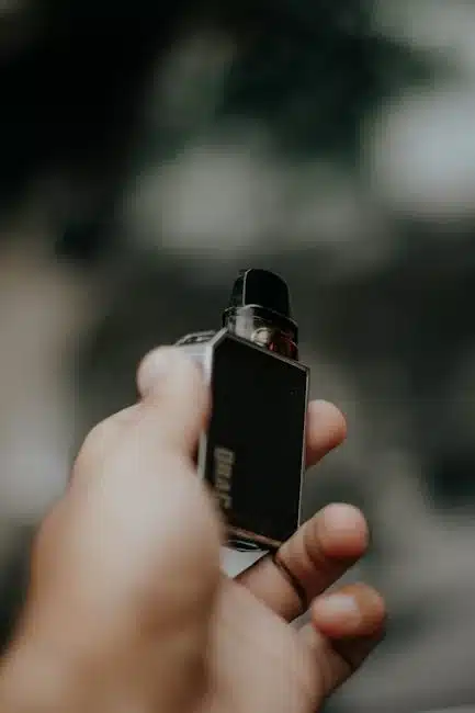 Obraz przedstawiający e-papieros obok znaku zapytania lub symbolu ryzyka, sygnalizujący niepewność i potrzebę oceny sklepu Doctor Vape.