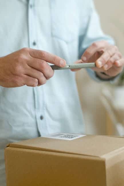 Zniecierpliwiony klient czekający na paczkę, może z kalendarzem w tle pokazującym upływające dni, lub z mapą z zaznaczoną długą trasą z Francji.