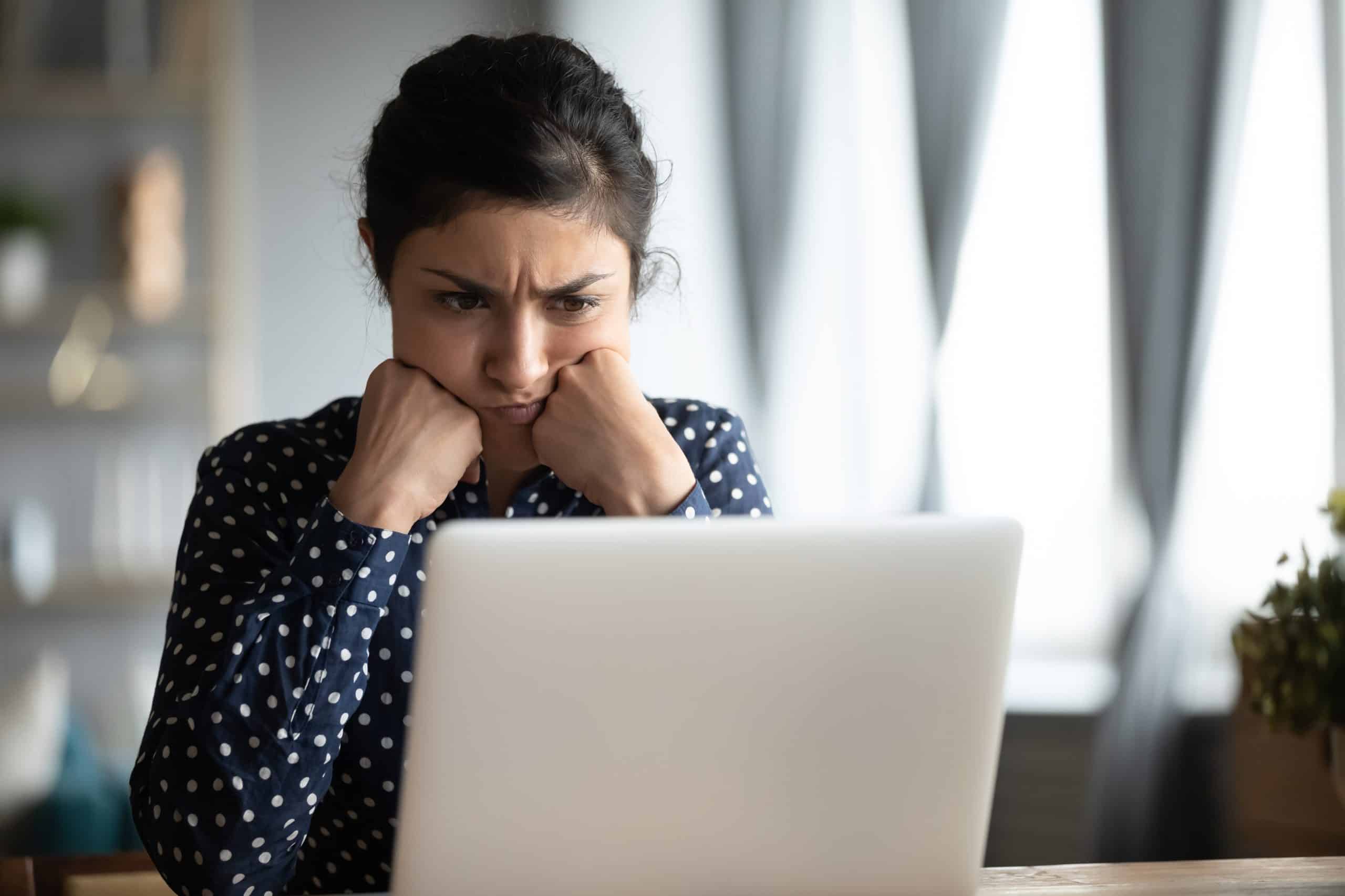 frustracja obsługą klienta e-sklepu, problem z kontaktem telefonicznym, klient niezadowolony z braku odpowiedzi, dzwoniący do obsługi klienta - Rozmowa z trudnym klientem. Praktyczny poradnik dla obsÅugi ...