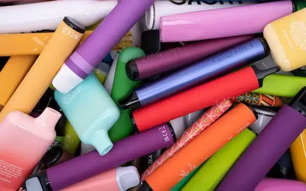 Obrazek symbolizujący regulacje lub potencjalny zakaz e-papierosów w Polsce, być może znak zakazu na tle flagi Polski lub vape